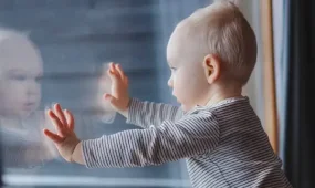 Петропавлда екі жасар бала терезеден құлап кетті