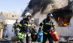 Пожарные вынесли 10 газовых баллонов из горящей постройки в Актобе (ВИДЕО)