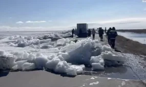 Айсберги перекрыли трассу в Казахстане (ВИДЕО)