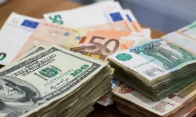 Курс скачет, деньги тают: казахстанцы теряют тысячи тенге на обмене валют