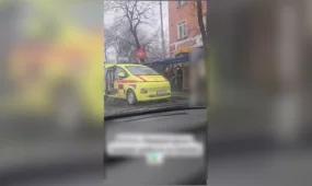 Трамвай аялдамасында ер адам көз жұмды