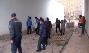 В столице устраняют граффити с рекламой наркотиков