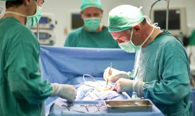 Полтора года ожидания едва не стоили здоровья - в Петропавловске мужчине успешно удалили опухоль на шее