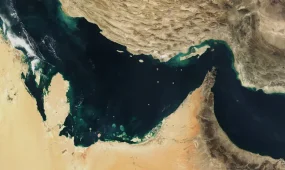 Иран вновь перекрыл Ормузский пролив на фоне обострения конфликта с США