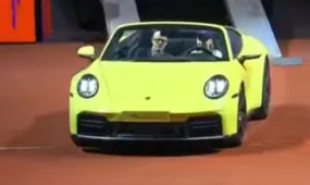 Рыбакина проехалась на выигранном Porsche