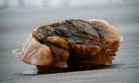 Неизвестная глыба льда пробила крышу дома в США и упала на диван