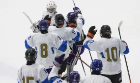 Юношеская сборная Казахстана по хоккею разгромила Польшу 10:2 на чемпионате мира