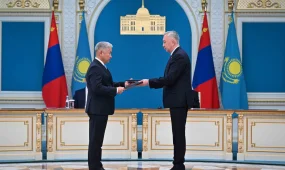 Открыть прямую автодорогу между странами договорились Казахстан и Монголия