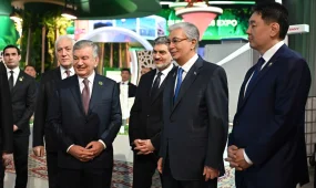 Мемлекет басшылары Өңірлік экологиялық саммиттің көрме павильондарын аралады