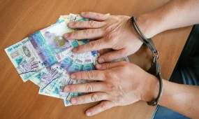 КНБ задержал троих полицейских из Рудного при получении взятки