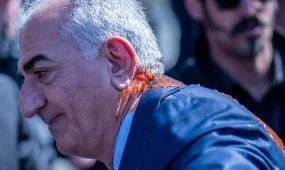 Иранского принца забросали помидорами в Германии