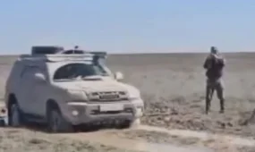 Внедорожники с итальянцами застряли у подземной мечети в Мангистау