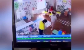 Била по голове и хватала за руки: после жалоб родителей сотрудниц детского сада в Актюбинской области отстранили от работы