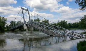 В Колумбии рухнул подвесной мост во время открытия (ВИДЕО)