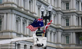 Перед визитом короля Карла III в Вашингтоне повесили флаги Австралии вместо британских