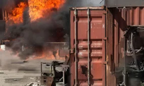 Пожар на СТО в Усть-Каменогорске - спасатели предотвратили угрозу взрыва (ВИДЕО)