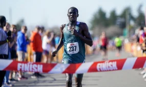 Исторический прорыв в Лондоне - сразу два бегуна впервые выбежали из двух часов