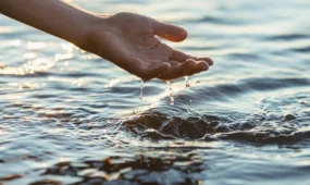 Атырауда көпірден өзенге секірген қыз құтқарылды