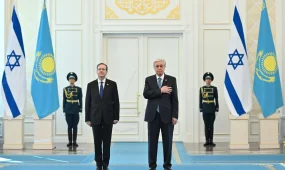 Ақордада елімізге ресми сапармен келген Израиль Президенті Ицхак Герцогты салтанатты қарсы алу рәсімі өтті