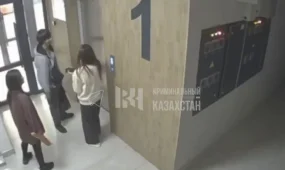 Алматыда ер адам подъезде екі қыз балаға шабуыл жасады