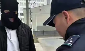 Шарфы и медицинские маски можно: полиция о запрете одежды, закрывающей лицо