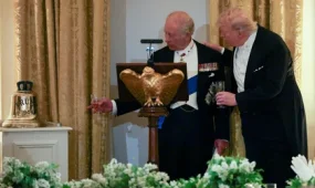 Король Карл подарил Трампу колокол с корабля-тезки