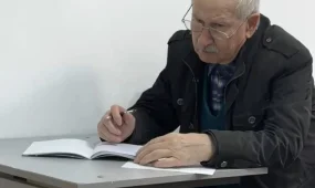 74-летний житель Атырау сел за парту, чтобы выучить казахский язык