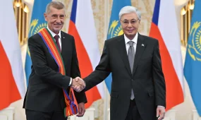 Президент Чехия Премьер-министрін І дәрежелі «Достық» орденімен марапаттады
