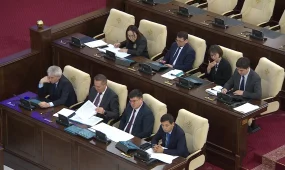 Казахстанским учителям могут сократить нагрузку, а для школьников - ввести единые правила использования смартфонов