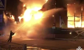 Крупный торговый центр сгорел в Новосибирской области