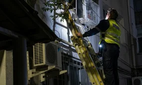 Полицейским пришлось стучать в окно второго этажа, чтобы утихомирить ночную меломанку в Актау