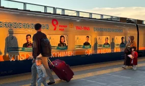 Портреты героев украсили казахстанские поезда