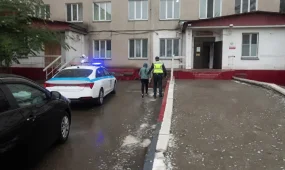 Патрульные полицейские ВКО оперативно доставили беременную женщину в роддом (ВИДЕО)