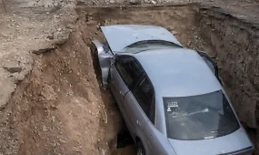В Талдыкоргане автомобиль слетел в котлован после ночного ДТП