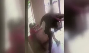 В Караганде злоумышленник отобрал у пожилой женщины деньги сразу после того, как она сняла наличные в банкомате