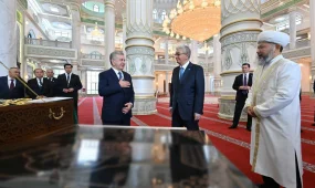 Қасым-Жомарт Тоқаев Өзбекстан Президенті Шавкат Мирзиёевпен бірге Түркістандағы жаңа мешітті аралап көрді