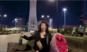 Бәйтерек маңына шампан төккен блогер қыз жазаланды
