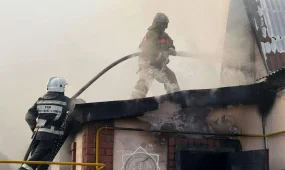Газовый баллон едва не взорвался при пожаре в Астане (ВИДЕО)