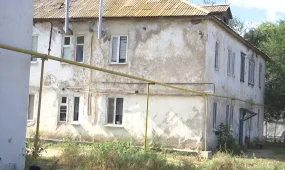 Трещины в стенах и разрушенная крыша: жители аварийного дома в Актобе десять лет не могут добиться расселения