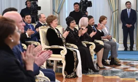 Президент ұлт руханиятына адал қызмет етіп жүрген мамандардың әлеуметтік жағдайын жақсартуға ерекше мән беріп отыратынын айтты