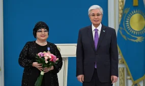 Глава государства вручил награды и квартиры работникам культуры и искусства