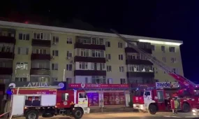 В Актобе загорелась крыша общежития