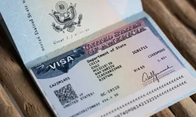 Трамп меняет правила грин-карт: мигрантов заставят покидать США