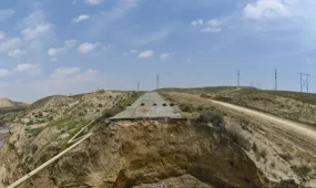 Бакудегі жолды тасқын су қиратып кетті