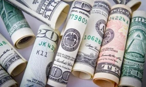 Курс доллара начал неделю с повышения