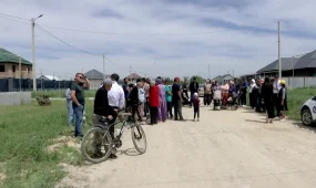 Жители села Туймебаева в Алматинской области жалуются на отсутствие нормальных дорог: дети добираются в школу через грязь