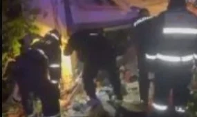 Спасатели и очевидцы вызволили водителя, зажатого в перевернутом цементовозе в ВКО