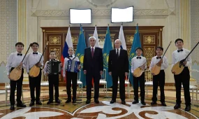 Оқушылар Құрманғазы күйлері мен орыс халық әуендерінен попурри орындады
