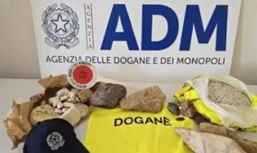 Таможенники задержали туристку за 40 килограммов песка и камней в багаже