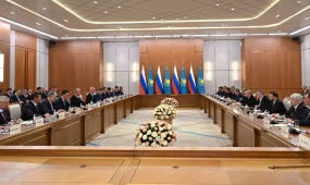 Қасым-Жомарт Тоқаев пен Владимир Путин келіссөздерді ресми делегация мүшелерінің қатысуымен кеңейтілген құрамда жалғастырды